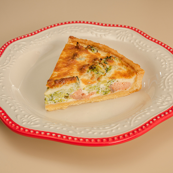 Киш с красной рыбой, моцареллой и брокколи