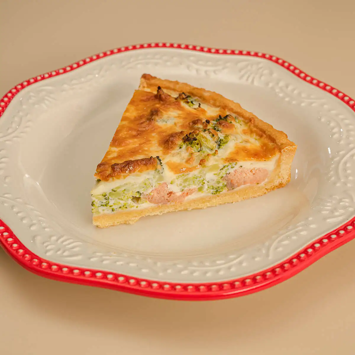 Киш с красной рыбой, моцареллой и брокколи