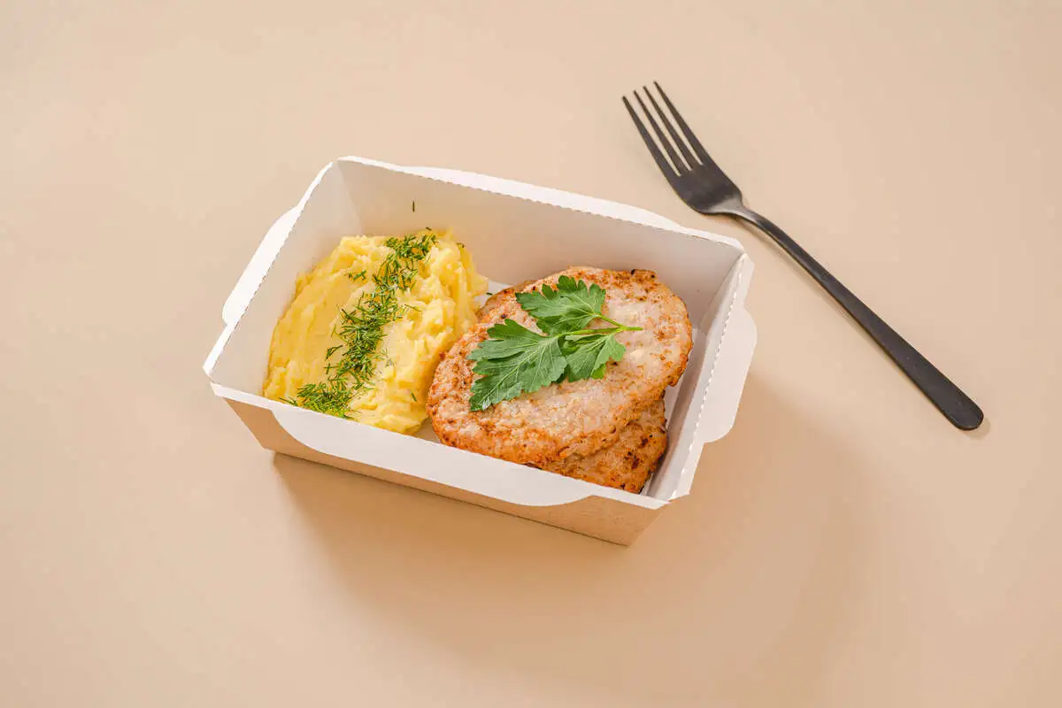 Куриные котлетки с картофельным пюре
