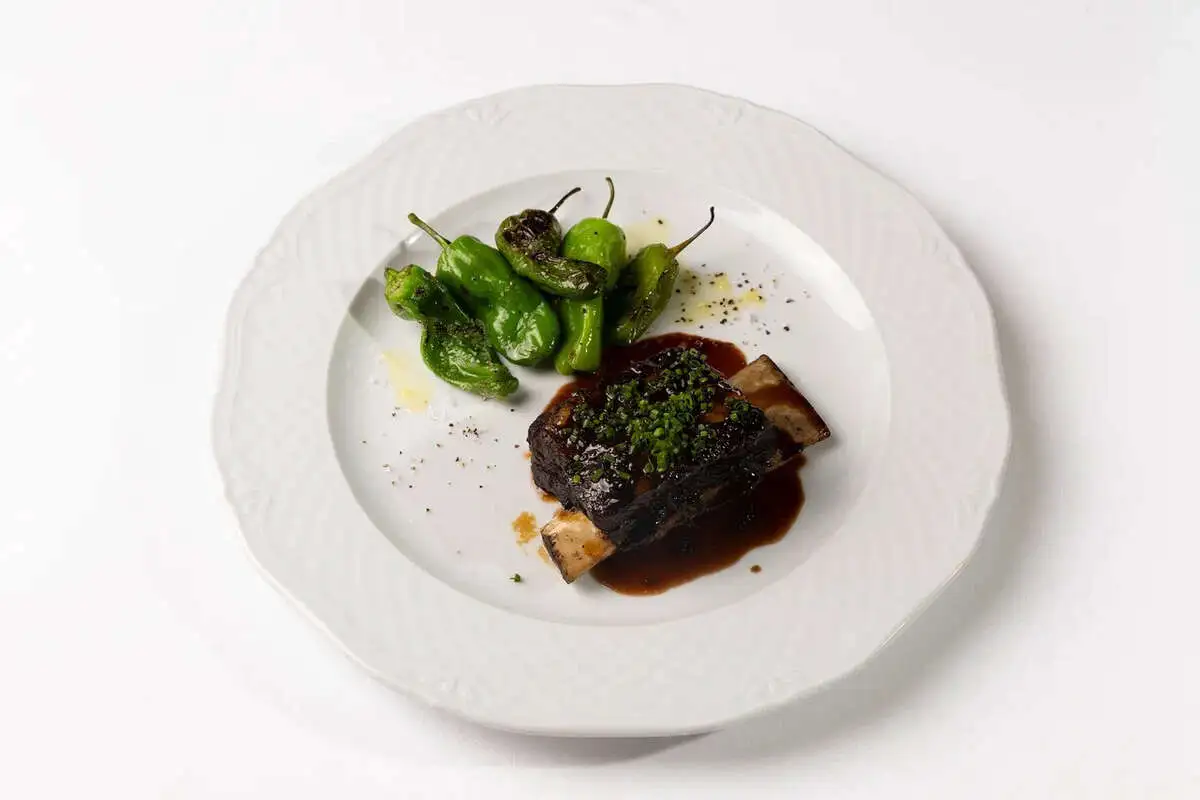 Говяжье ребро с Pimientos de Padron