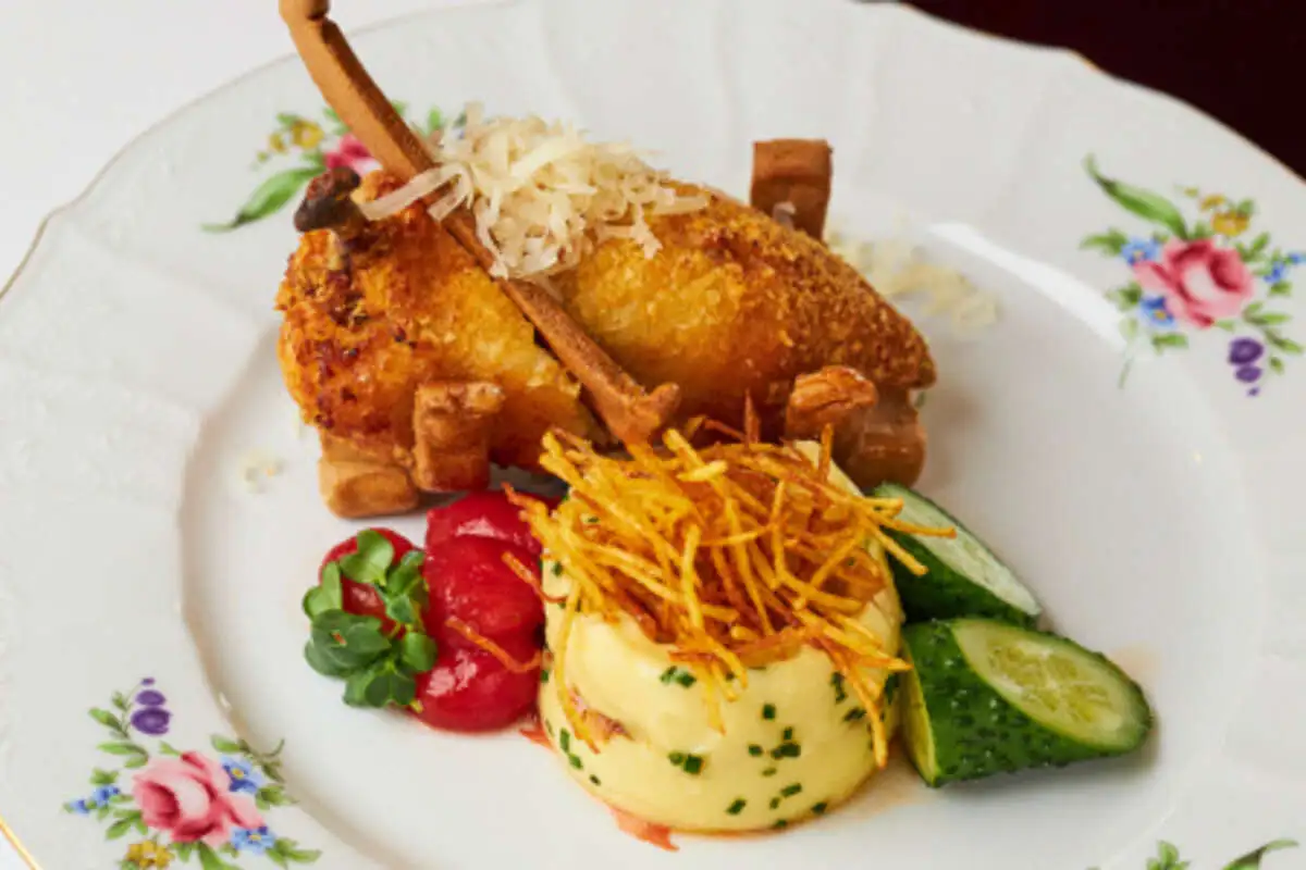 Куриная котлета c грибным соусом и картофельным пюре
