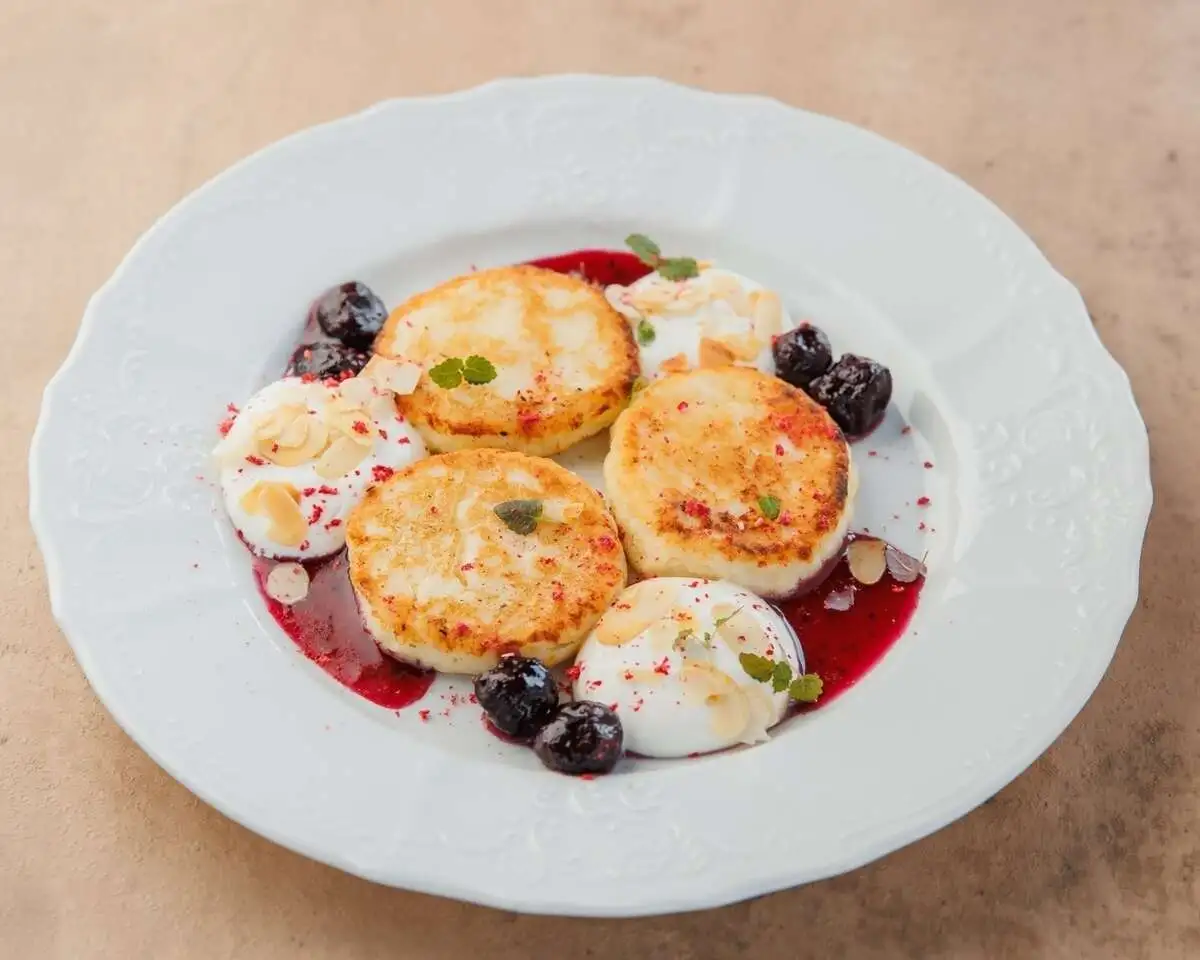 Сырники со сметанным кремом и черникой