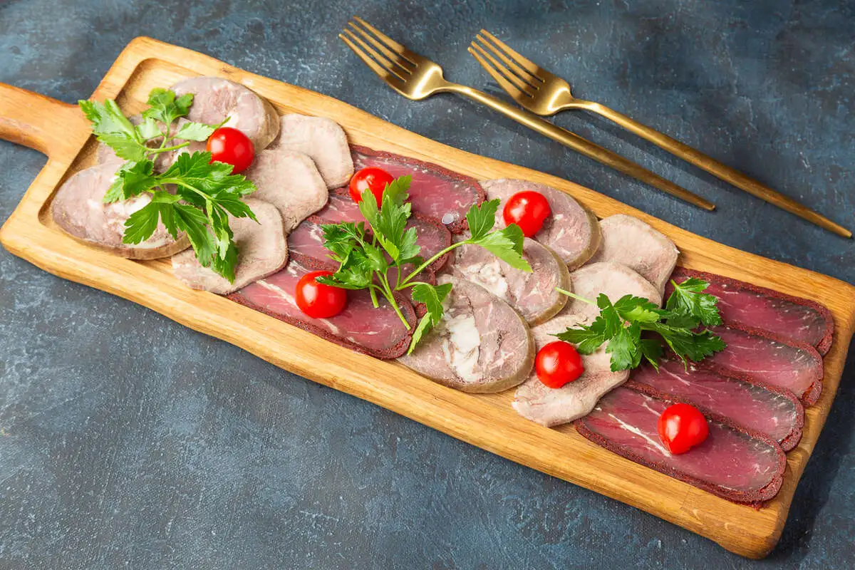 Мясная тарелка с говяжьим языком