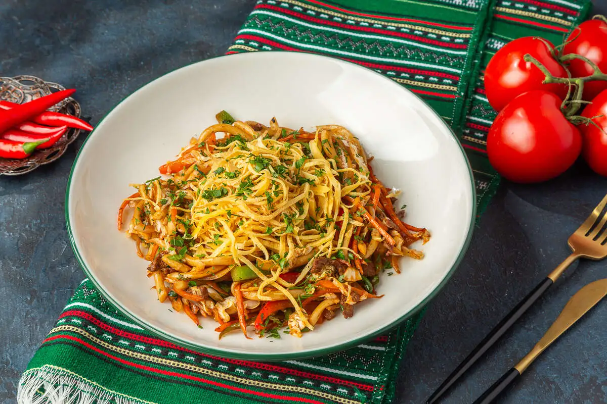 Жареный лагман с курицей