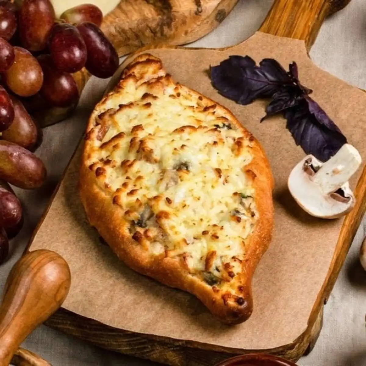 Ачарули с курицей, сыром и грибами