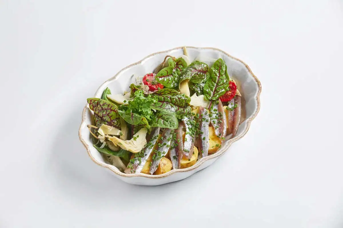 Салат с сардинами, маринованными артишоками и печеным картофелем