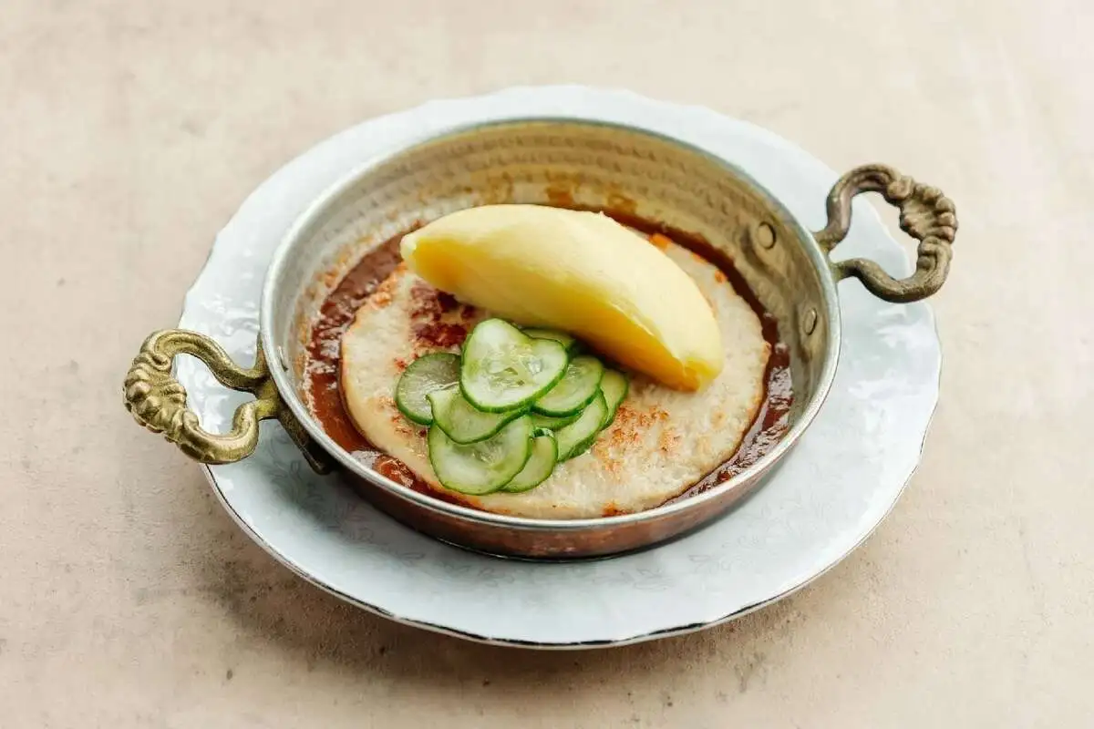 Большая куриная котлета с пюре и пряными огурцами