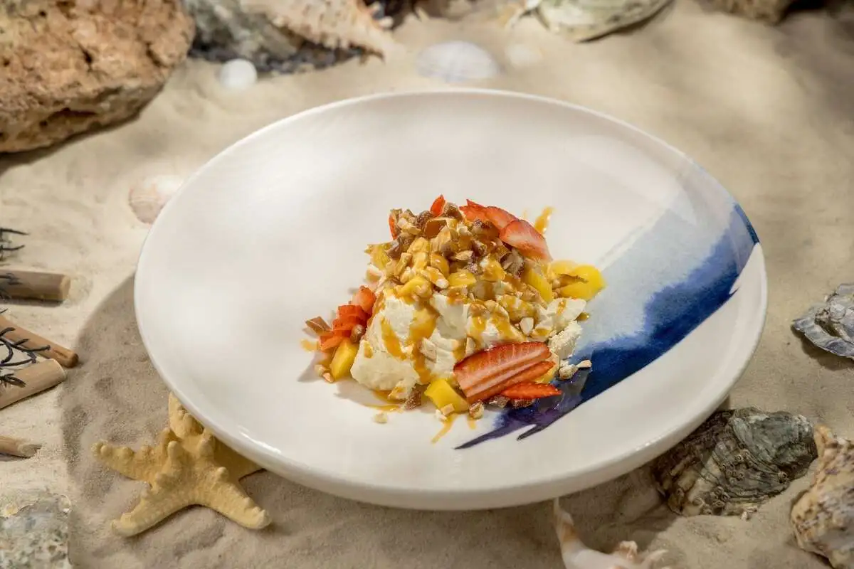 Мусс из манго с орехами и карамелью