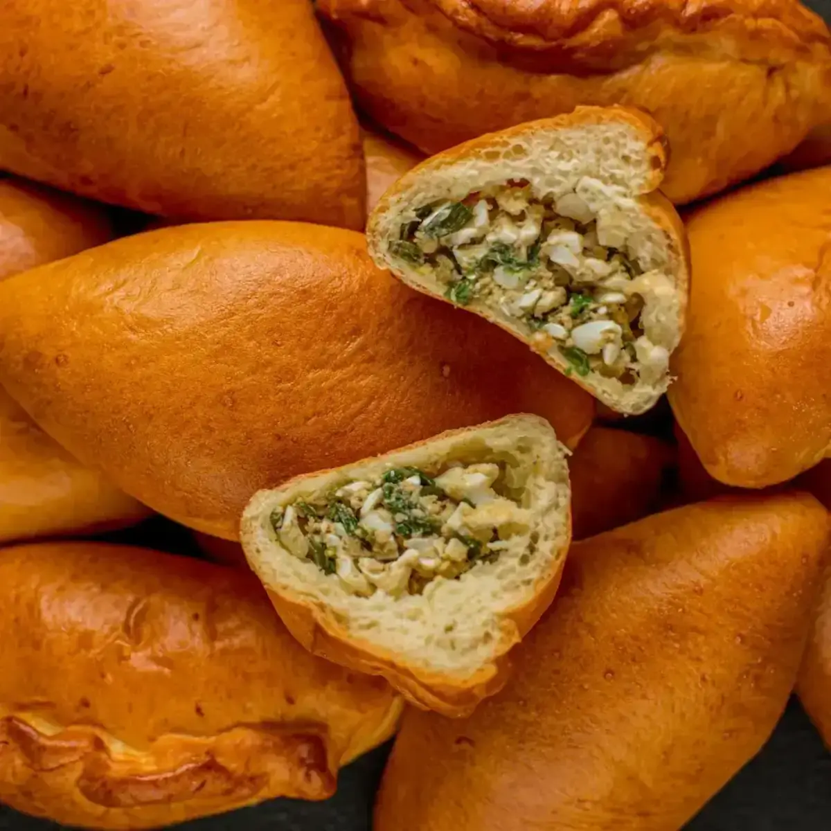 Мини пирожок с луком и яйцом