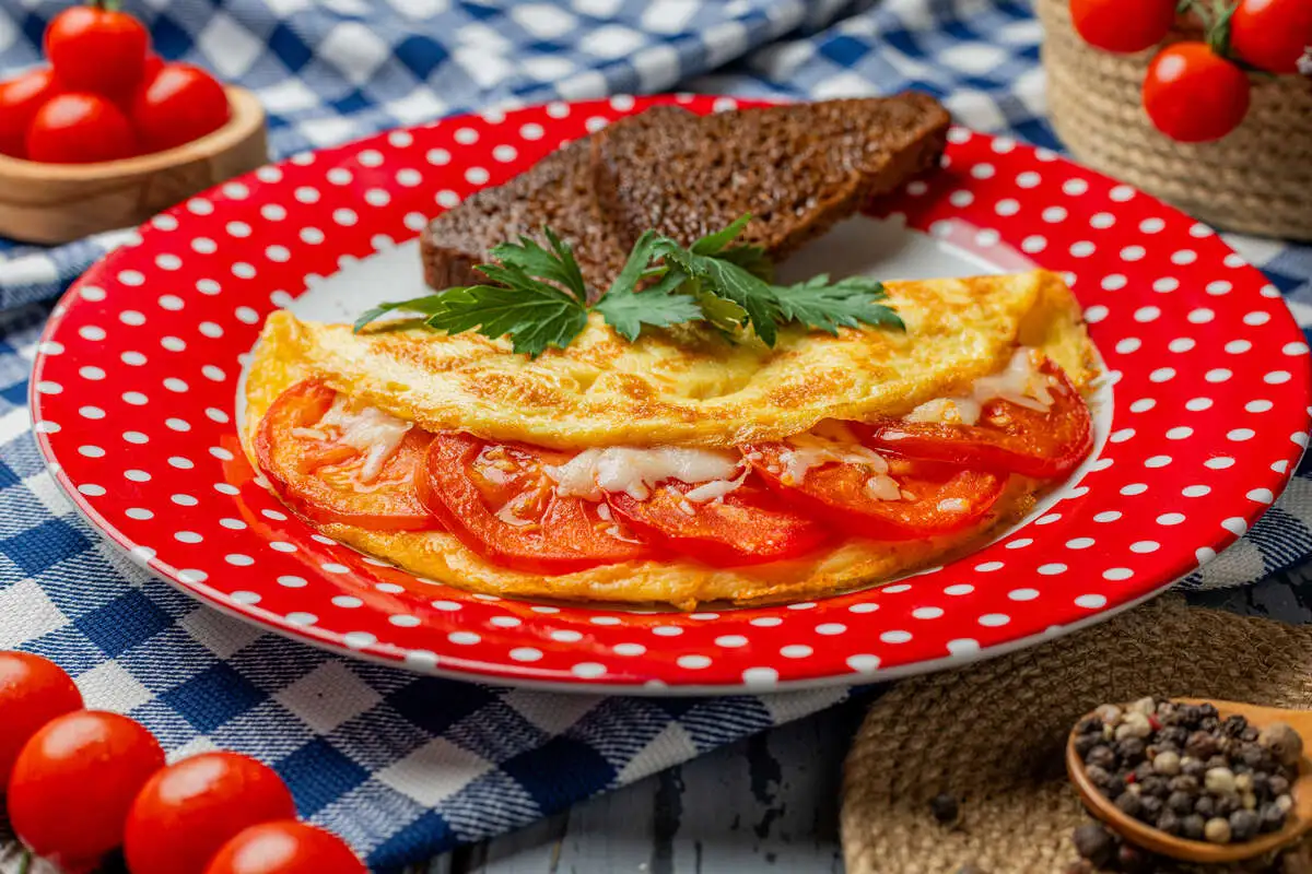 Омлет с сыром и помидорами