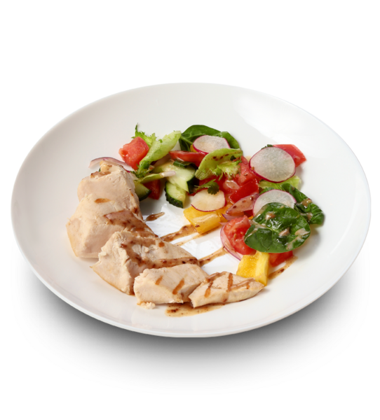 Куриная грудка с овощным салатом и ореховым соусом