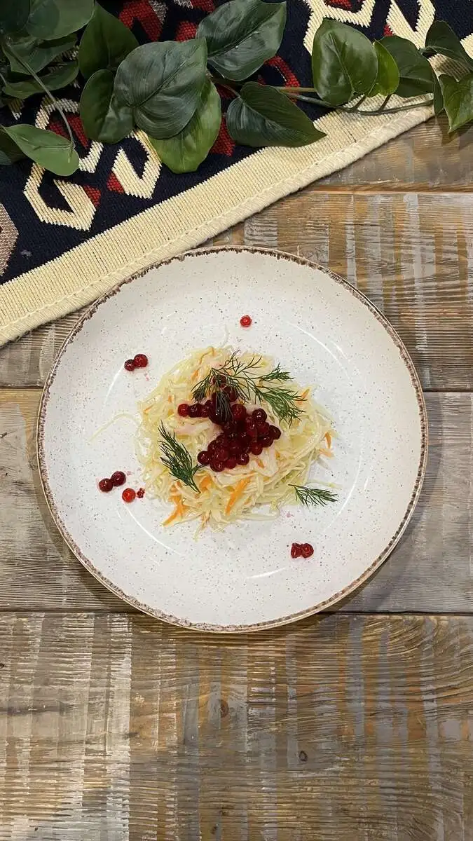 Салат из свежей капусты с клюквой и растительным маслом