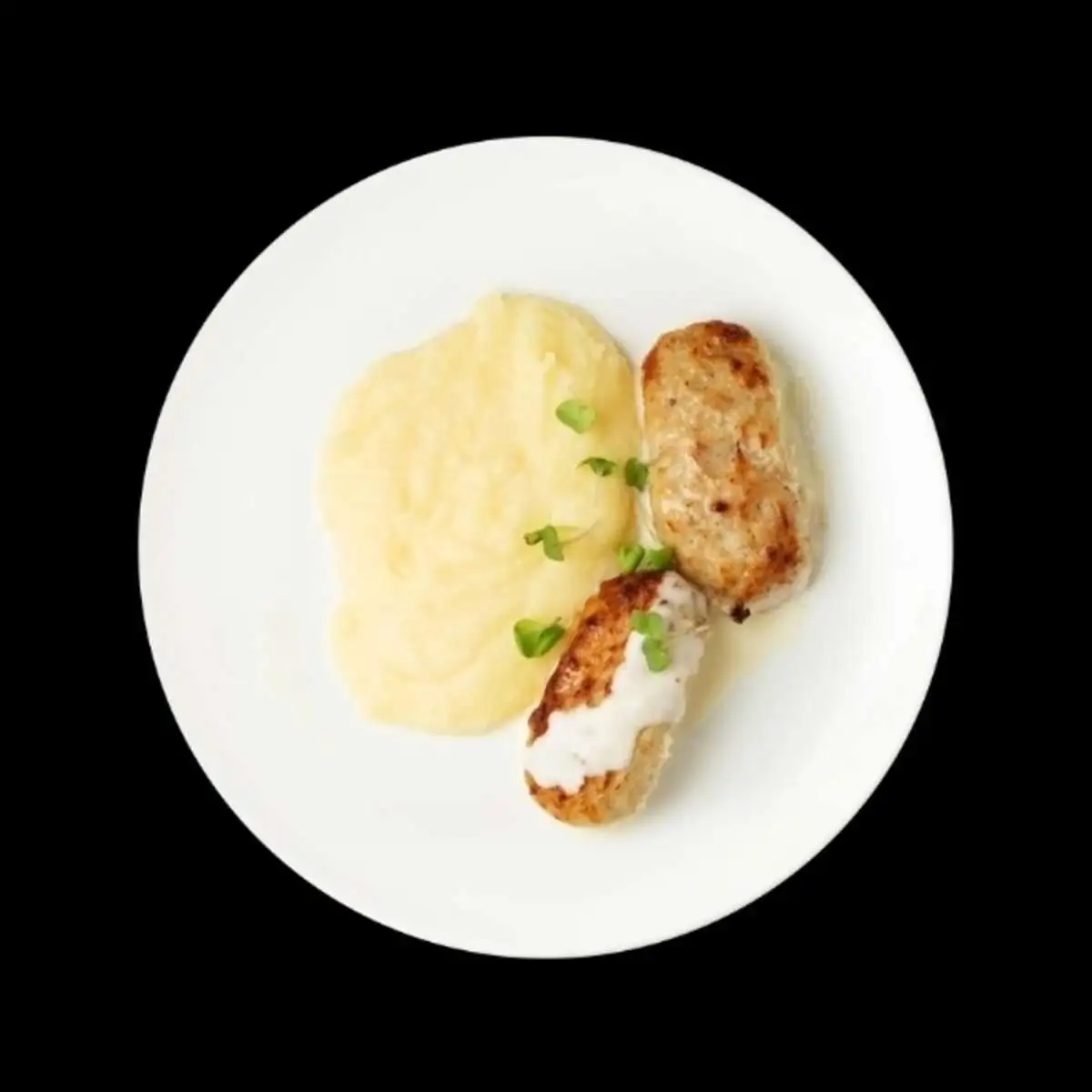 Куриные котлеты с пюре и сырным соусом