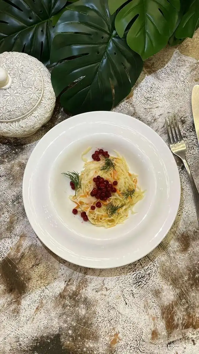 Салат из свежей капусты с клюквой и растительным маслом