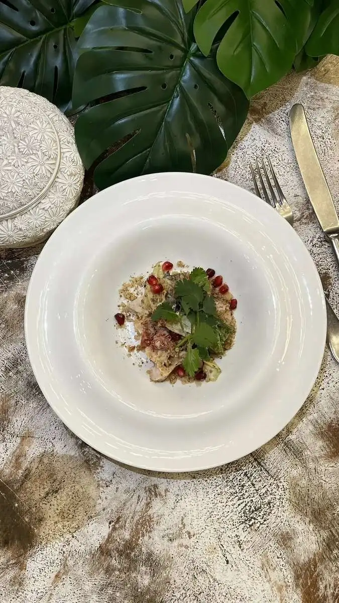 Салат из печеных овощей куриной грудкой сувид