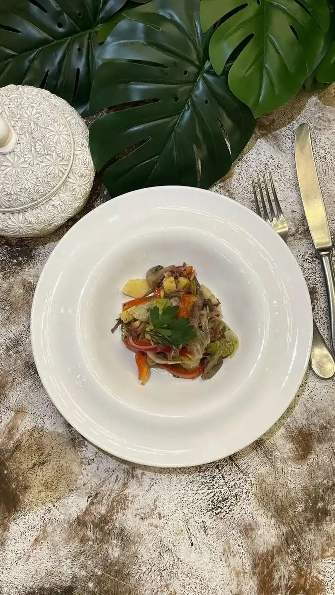 Деревенский салат с говядиной, грибами и медово-горчичной заправкой