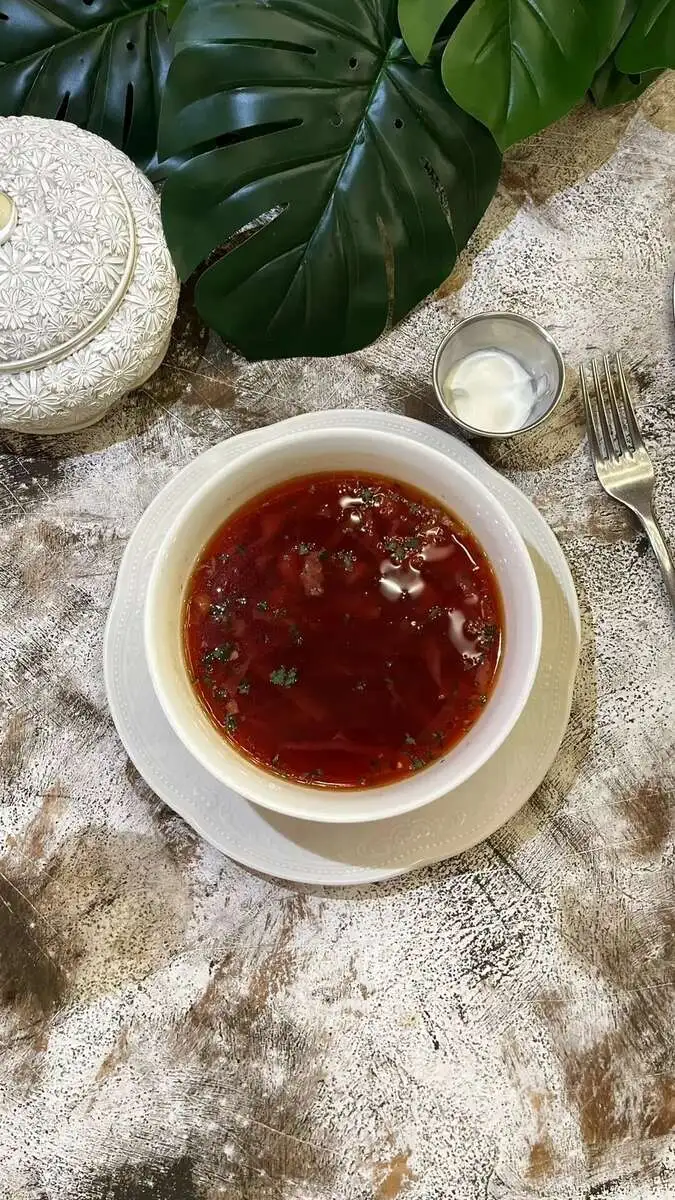 Борщ с говядиной и сметаной