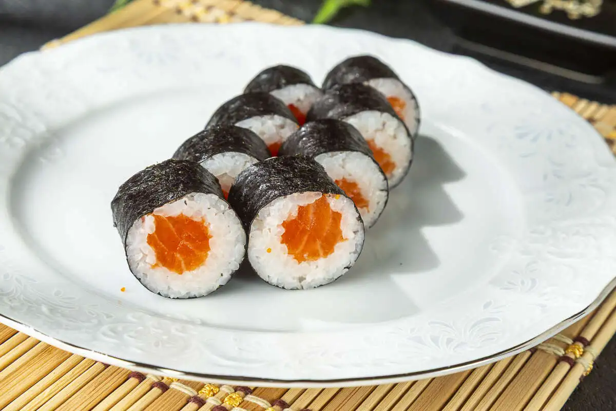 Маки с форелью