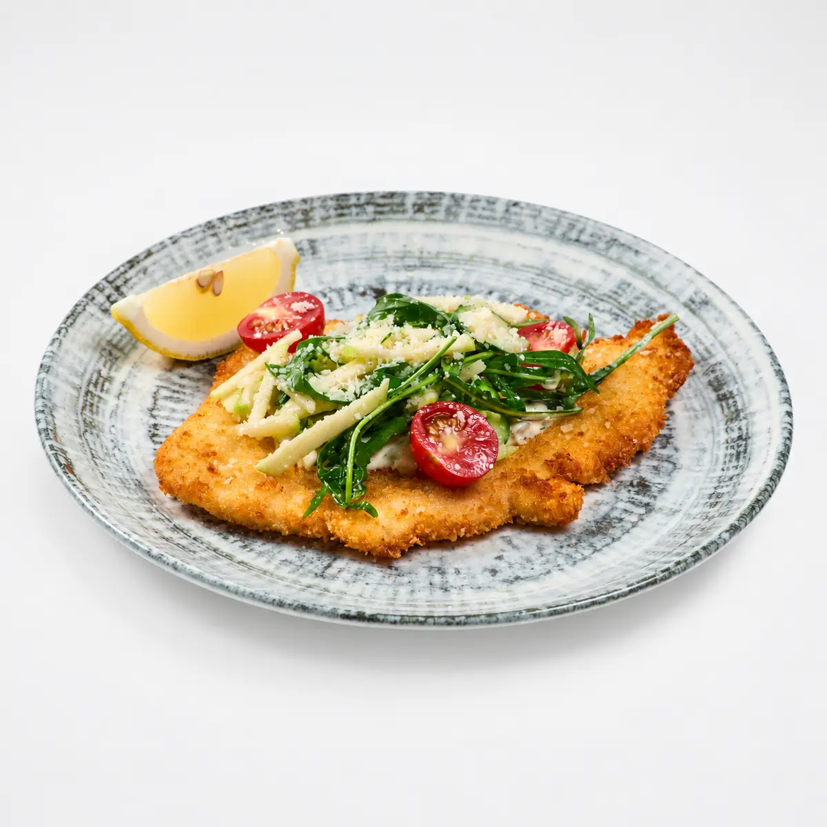 Куриный шницель с салатом и пармезаном