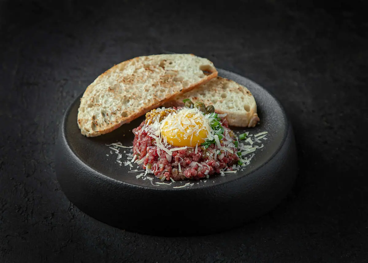 Классический Тар-тар с огурцами в бурбоне и зеленым луком