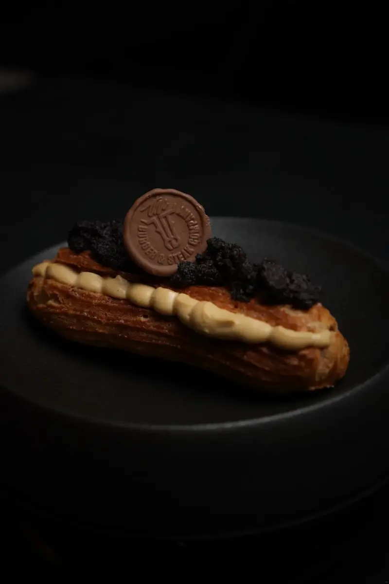 Эклер с маком