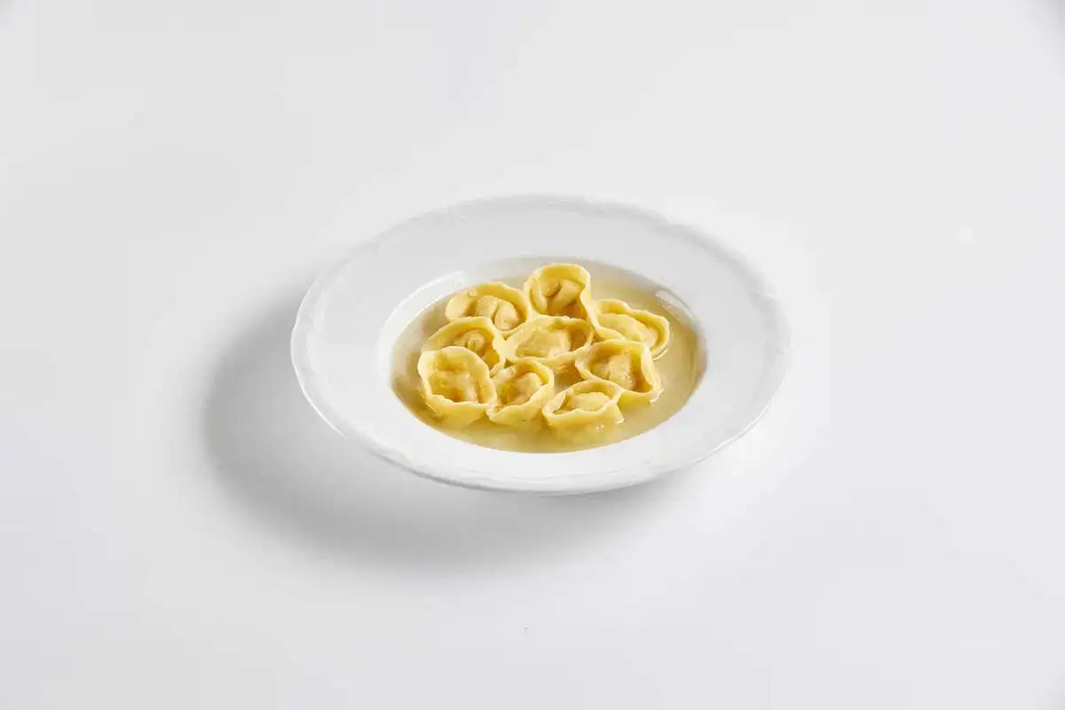 Тортеллини с куриным бульоном