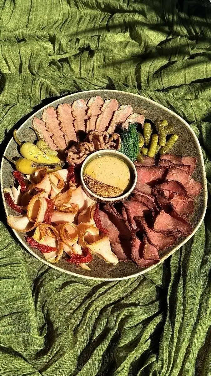 Плато томленого мяса / Slow-cooked meat platter