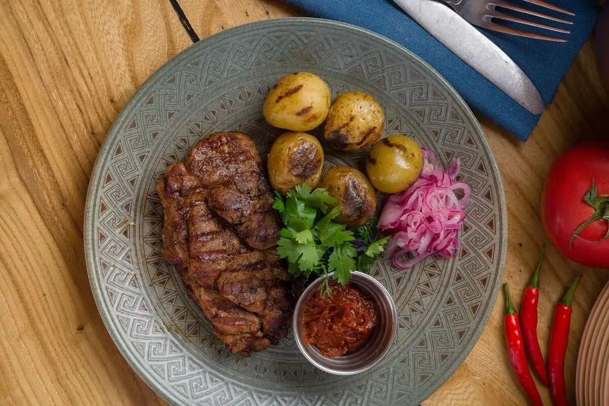 Свиная шея с картофелем