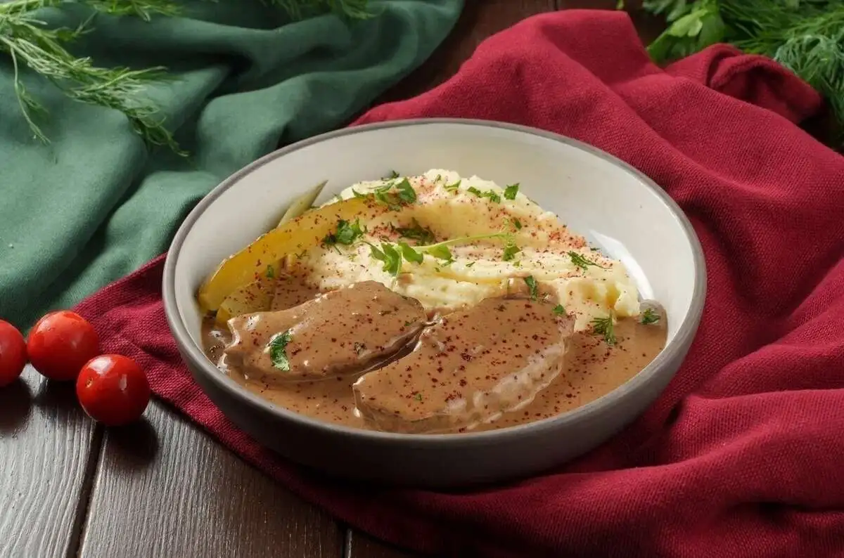 Говяжьи щеки с картофельным пюре