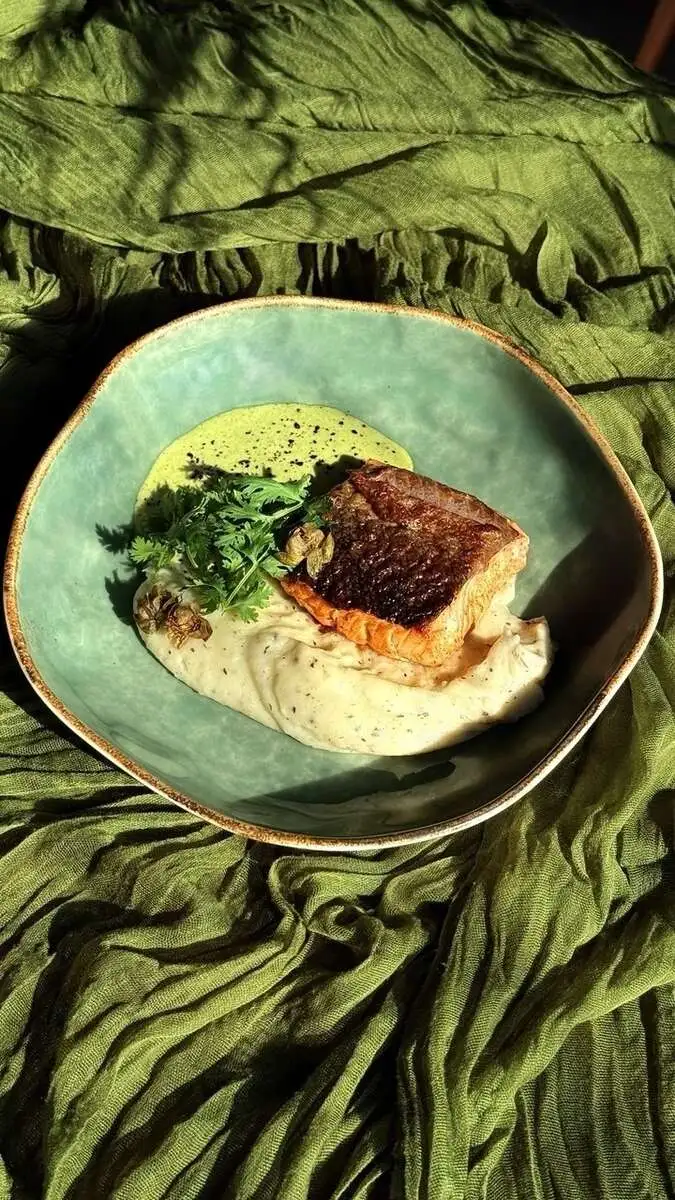 Лосось с трюфельным пюре и соусом халапеньо-гранат / Salmon with truffle mash and jalapeño-pomegranate sauce