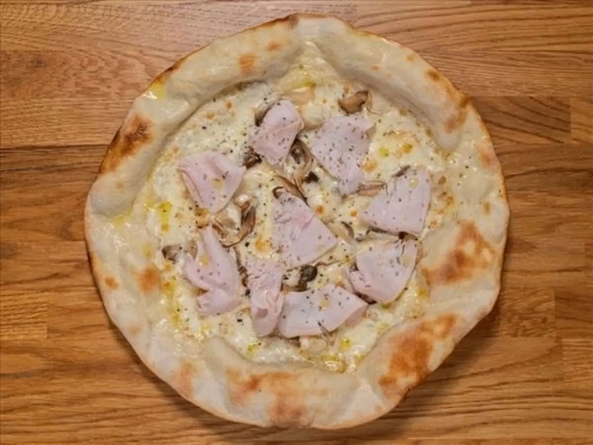 Пицца с индейкой и сыром бри