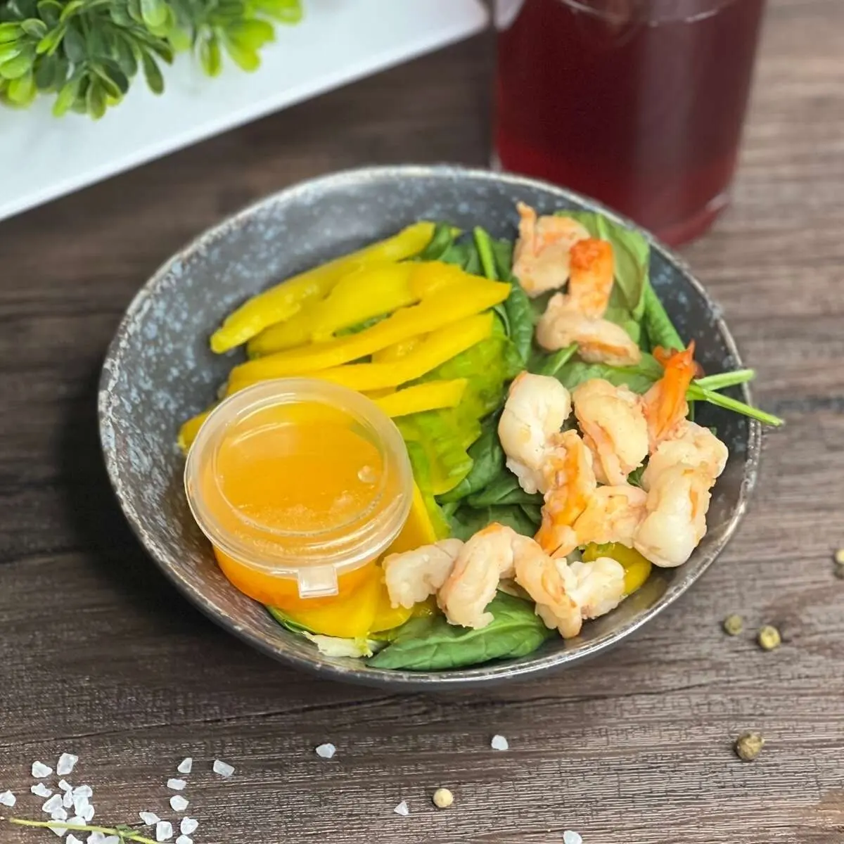 Салат с манго и креветками