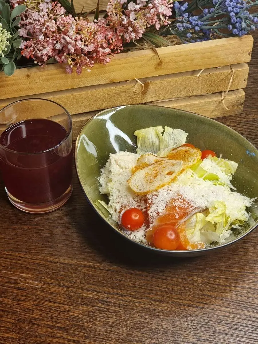 Салат Цезарь с лососем