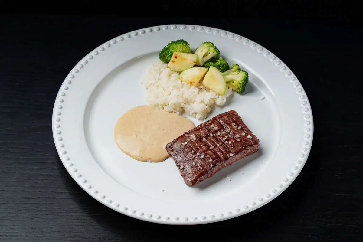 Стейк вегас с перечным соусом и рисом