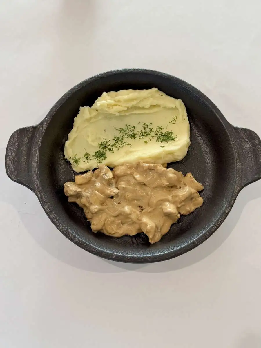  Бефстроганов с курицей и картофельным пюре