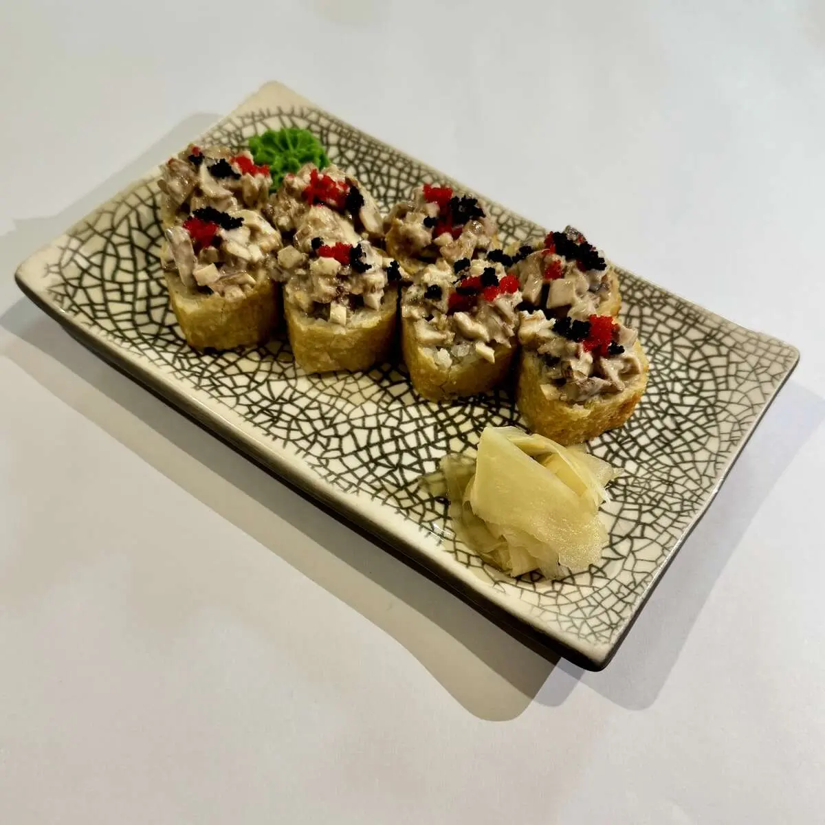 Жареный ролл с курицей в ореховом соусе