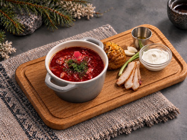 Борщ с мясом оленя и печеными овощами