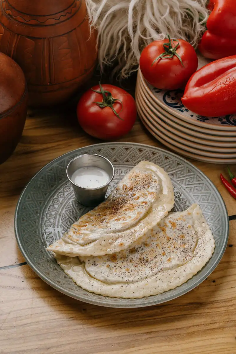Кутабы с говядиной и соусом мацони