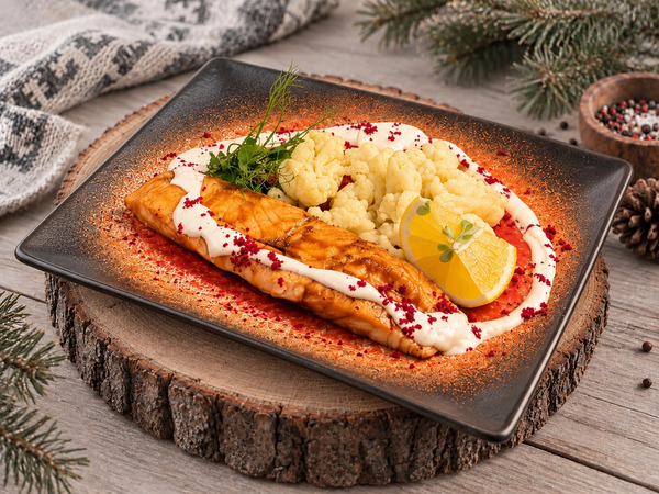 Филе Форели со сливочно икорным соусом и цветной капустой