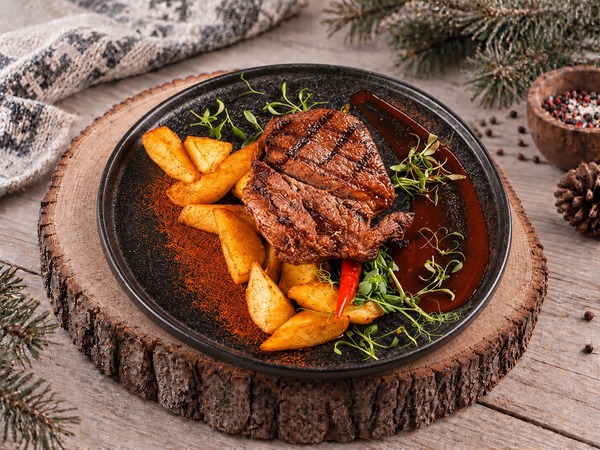 Стейк из свиной шеи с соусом сацебели и картофелем