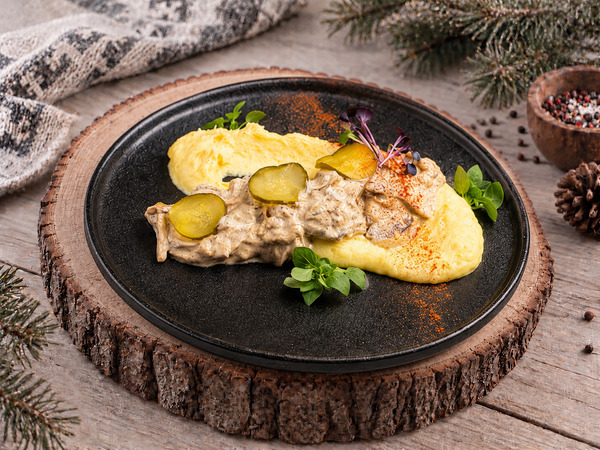 Бефстроганов из говядины с грибами и картофельным пюре