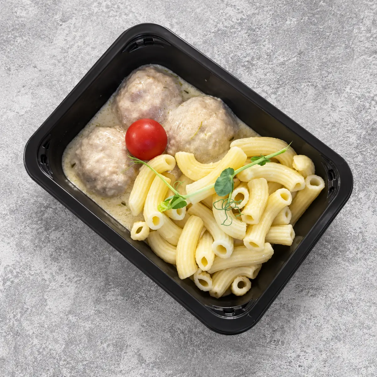 Нежный кролик в сметанном соусе с макаронами