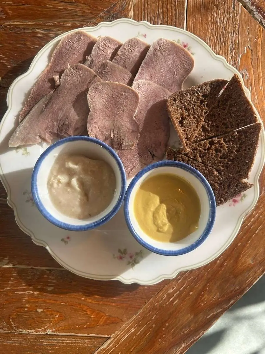 Язык отварной с хреном, горчицей и краюшками