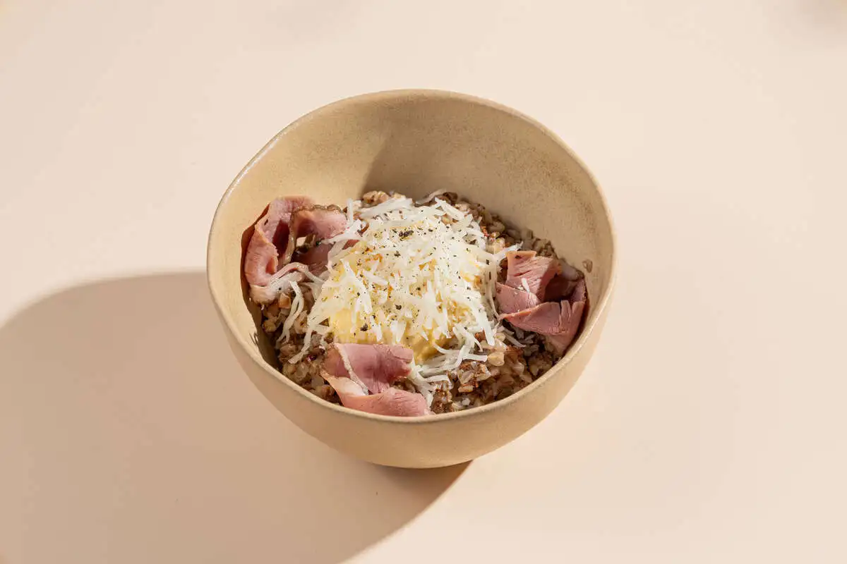 Гречневая каша с уткой, яйцом пашот