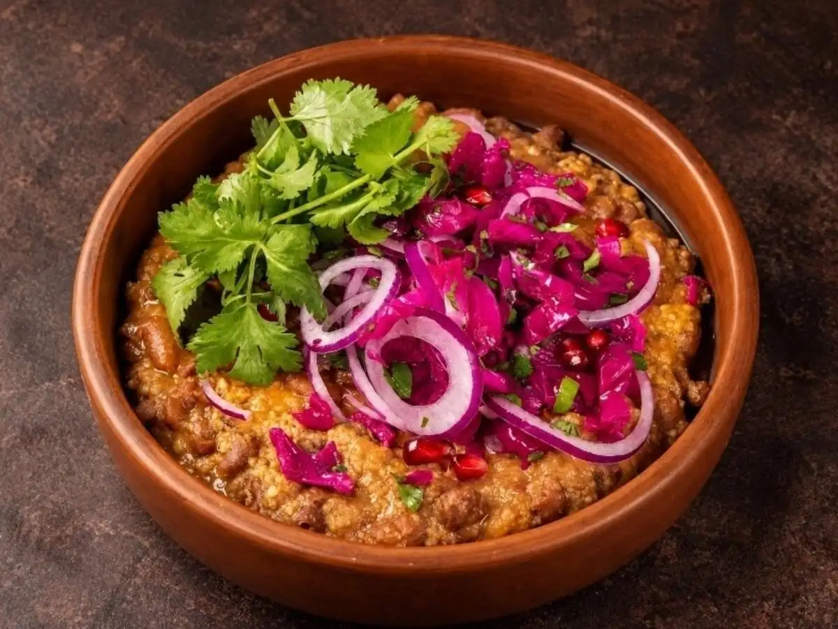 Горячее лобио из фасоли с гурийской капустой