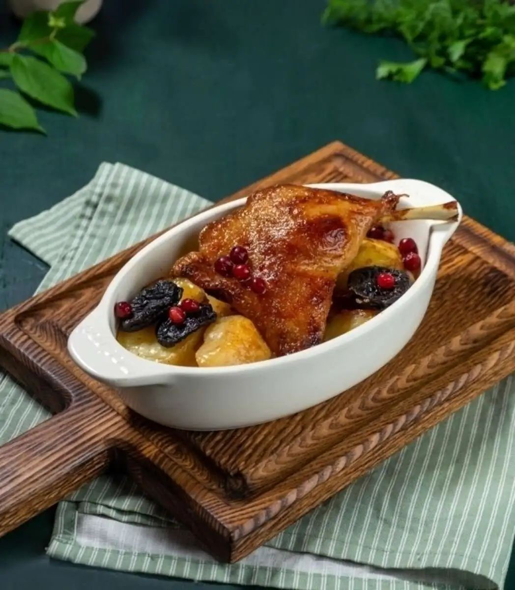 Утиная ножка с картофелем по-домашнему