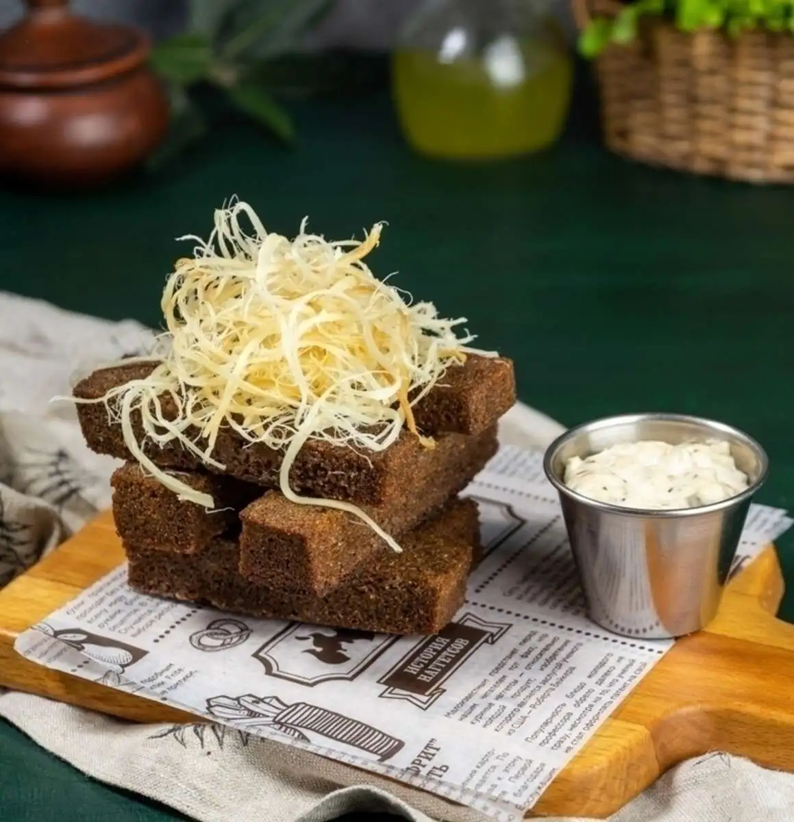 Гренки чесночные с сыром и соусом тар-тар