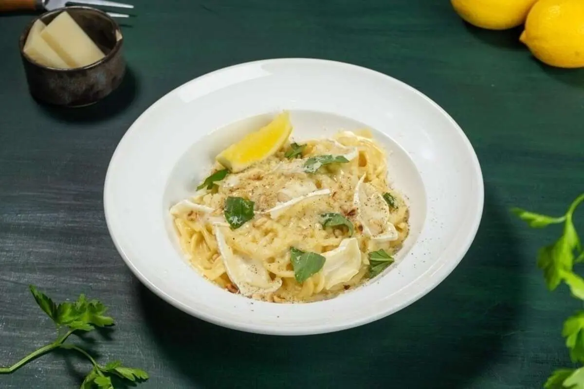 Паста с сыром Бри и кедровыми орешками
