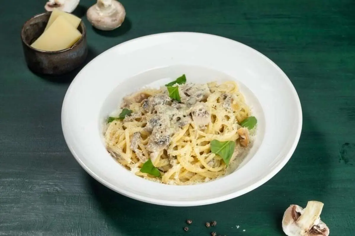 Паста с курицей и грибами в сливочном соусе