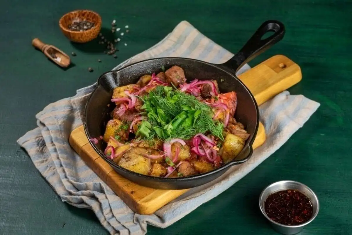 Сковородка "Оджахури из свинины с картофелем"